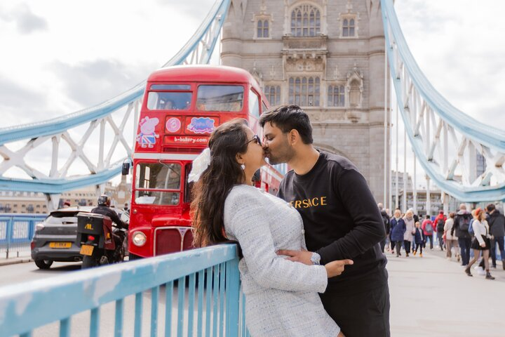 Private Professional Photoshoot Outside Tower Bridge in London - Photo 1 of 12